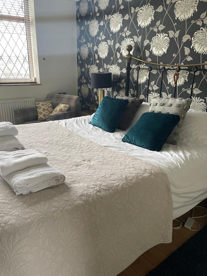 King Size Bed & En Suite Rolled Top Bath Private Lane 해러게이트 외부 사진
